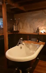 Casa romántica de piedra súper linda con tina de agua caliente y baño en el spa. - Image 2