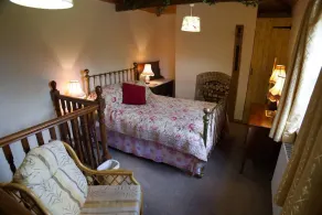 Cosy secret cottage in a beautiful walled garden - Image 2
