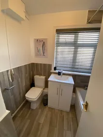Entire 2 bed property, 1 road back from the sea - Image 2