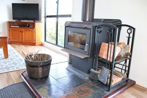 Bellthorpe Stays - Whipbird Cabin: nature's favourite place, pooches allowed. - Image 2
