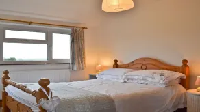 Freistehendes Landhaus in idyllischer Lage mit 3 Hektar großen sicheren 6ft Hundefeld - Image 5