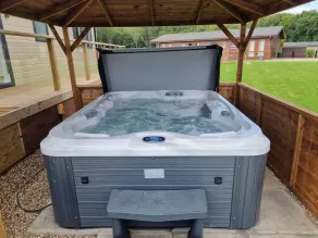 2-Bed Lodge Sleeps 5 w Hot Tub & Lake View - Image 4
