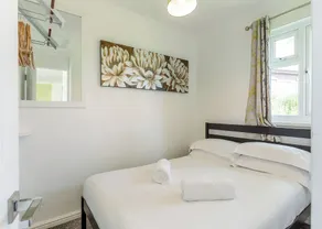 Contemporary cottage with one double and one with bunks. - Image 5