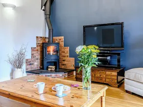 2 bedroom accommodation in Carlton - Image 2