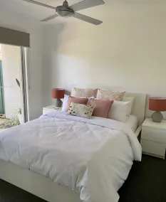 Beautiful lake side living - Image 4