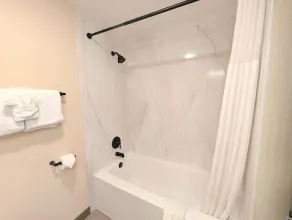 Voyager - 1 Bedroom Suite with 1 King and 1 Queen Bed at Wanderlust Inn, Pet Friendly - Image 2
