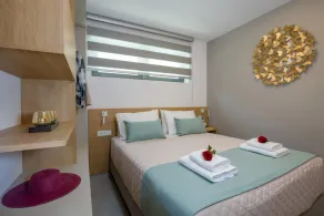 New Lux villa★Sauna & Jacuzzi★2 Private Heated Pool★ 24sleeps★Walk to everything - Image 5