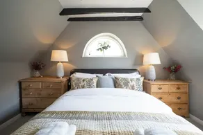 The Stables: full of character near the Pantiles with secluded courtyard garden - Image 4