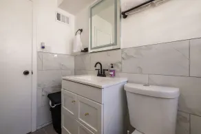 MDRN Kid-Friendly Apt|Charming|Private|Sunny|Fast Wi-Fi| Parking - Image 3