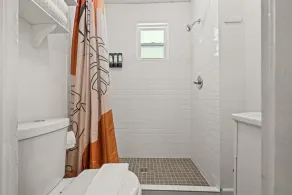 Cedar Blossom Bungalow is a cozy getaway with a 5 minute walk to downtown! - Image 4