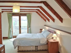 2 bedroom accommodation in Great Torrington - Image 4