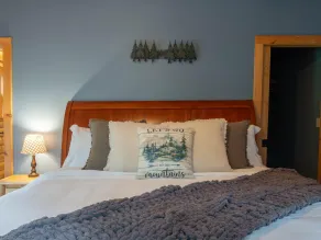 Rediker Retreat- Authentic Riverfront Luxury Log Home - Image 4