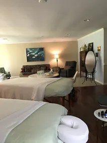 Spacious Cabin on 18 beautiful acres 20min from downtown. Spa services available - Image 2