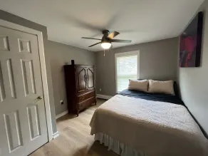 Beautiful 3 BR Full House w/ King Bed & Pool Table on Dead End 5 min from town! - Image 5