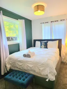 Tropical vibes/Hot tub/NEW BEDS Gated backyard/Pool Table/Gazebo/Garden/Fire Pit - Image 3