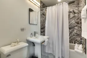 Old Town Chicago at it's finest! Pet Friendly & Recently Renovated Top-Floor Condo Has Everything Yo - Image 4