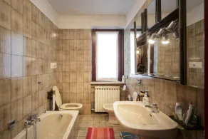 Apartment in a two-family villa with panoramic views of Lake Garda - Image 4
