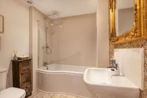 Pet friendly Cotswold holiday accommodation with two bedrooms - The Cotswold Guy Apartment - Image 4