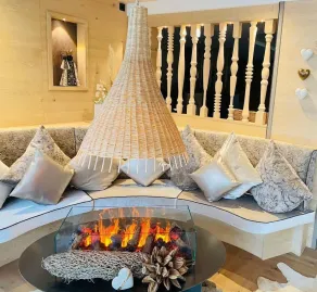 Helle, neu renovierte Suite mit hochwertigen Schreinermöbeln und zwei Balkonen - Image 5