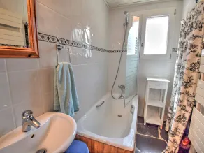 Chalet rénové à Morzine avec 5 chambres, parking et WIFI - Image 3