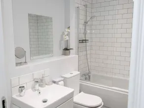 2br-sleeps4-citycentre-parking-rooftop - Image 3