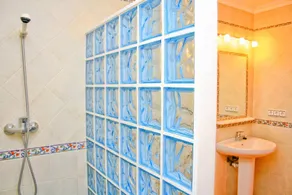 Magnifique villa de trois chambres, construit sur un seul niveau. - Image 4