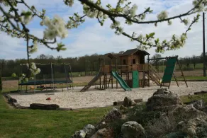 Gammelt bondehus renoveret med komfort i bevaret naturlige miljø - Image 2