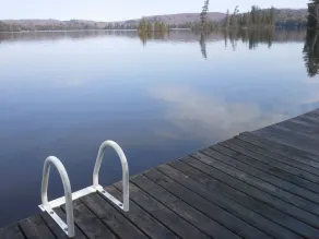 Waterfront sommerhus på uberørt græs og Loon Lake - Image 2