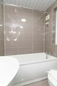 Newly renovated 6 bedroom house Sleeps 10 in Leeds - Image 3