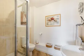 Harbourside Retreat - Spacious Balcony with Harbour Views - Image 2
