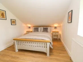 THE CROFT, romantic, character holiday cottage in Chorley - Image 4