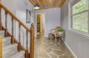 Luxury Chalet on 50 Acres, Hot Tub, Game Room, Mountain View & seasonal spring - Image 3