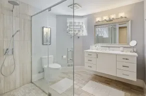 Lovely getaway 2BR 2BA Apartment near Wrigley Field - Image 2