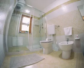 APARTAMENTOS A ALGUNS PASSOS DO MAR COM GRANDES ESPAÇOS AO AR LIVRE E WIFI - Image 3