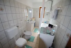 Spacious holiday apartment with nice terrace and garden in suburb of Pula - Image 2