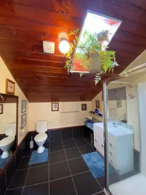 Beautiful and comfortable, located in the heart of town - Image 3