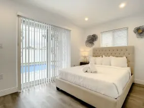Luxe 6 Bed Heated Pool Villa I 5 min to Beach I BBQ - Image 5