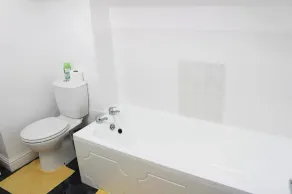 D's Place Close to J30/J31 on M1 - FREE PARKING - Spacious - Image 3