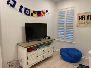 3 Bed/3 Bath Remodeled End Unit & 5 min to Beach! Pet Friendly!! - Image 3