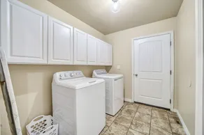 Stunning NEW 4 bed 3 bath home, Spacious and clean - Image 2
