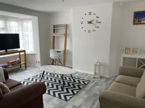 Modern, Comfortable Home minutes from Heathrow - Image 4