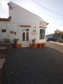 Casa do Rosa - Sleeps 6 - Parking - WiFi - Image 3