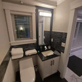 Luxurious 3 Bedroom Townhouse - Image 2