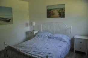 Spacious 3 Bedroom Cabin by the lake Sleeps 6 - Image 4