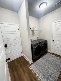 Cheerful spacious home-5 min to Bruce's Field/Downtown - Image 2