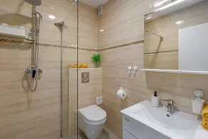 Holiday apartment with terrace and air conditioning - Image 4