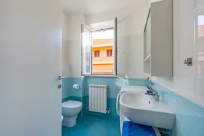 Bright and comfortable apartment, able to accommodate up to 4 people, with a large double bedroom and bedroom with a bunk bed, equipped terrace, living room and kitchenette. Ideal for a relaxing beach holiday, a few meters from the Blue Beach and in a co - Image 2