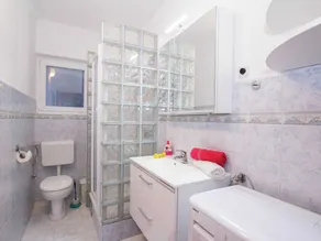 Holiday Apartment With a Private Terrace & Hot Tub, Near the Beach - Image 5
