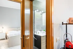 GuestHost - Comfortable and modern apartment of about 50 square meters with two balconies, able to accommodate up to 4 people, is located on the 1st floor of a building without a lift. The flat is situated in Luni Mare, in an area full of services, conve - Image 4