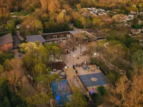 Chalet avec piscine, terrasse et jardin - Image 2